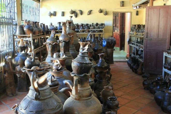 Làng gốm Bàu Trúc là một trong những làng nghề truyền thống được giữ gìn và phát triển ở Ninh Thuận. Gốm Bàu Trúc làm hoàn toàn thủ công nên có những đường nét thô sơ, quyến rũ, đượm nét dân gian văn hóa đặc trưng vùng đất này.